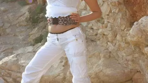 La belle blonde à gros seins Electra se déshabillant sur les rochers  photo 2