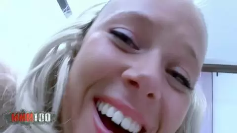 Electra, blonde à gros seins naturels baisée sur le lit photo 13