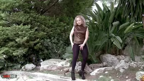 Eli Sex, montrant son corps dans le jardin photo 01