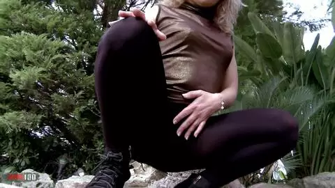 Eli Sex, montrant son corps dans le jardin photo 02