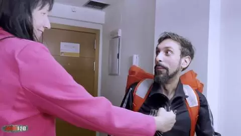 Elvira, Milf Espagnole, Chauffe le Livreur pour une Baise photo 01