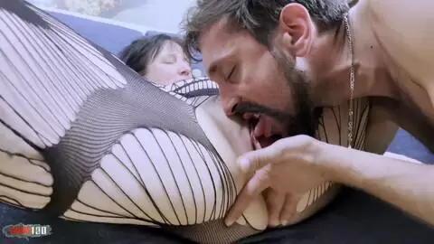 Elvira, Milf Espagnole, Chauffe le Livreur pour une Baise photo 05