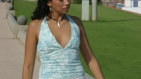 La très excitante jeune brune Emilce pose  photo 1