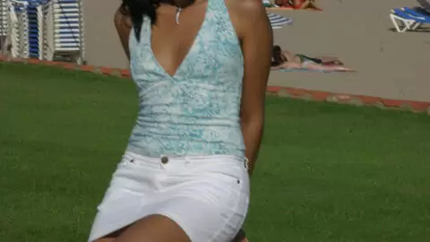 La très excitante jeune brune Emilce pose  photo 2