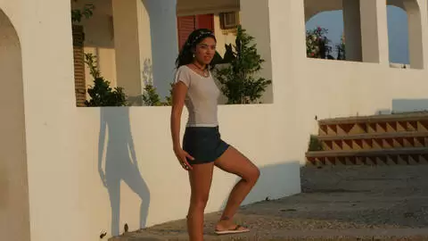 La très excitante jeune brune Emilce pose  photo 12