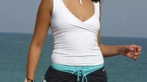 La belle jeune latina Emilce se déshabillant sur les rochers  photo 1