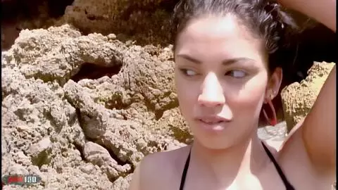 La très excitante jeune latina Emilce fait un strip  photo 01