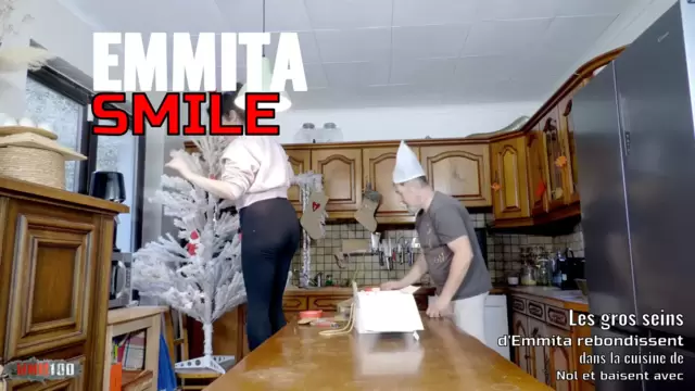 Les gros seins d'Emmita rebondissent dans la cuisine de Noël et baisent avec la finition anale dure de Terry
