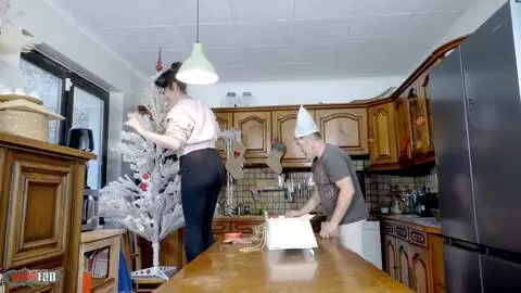 Les gros seins d'Emmita rebondissent dans la cuisine de Noël et baisent avec la finition anale dure de Terry photo 01
