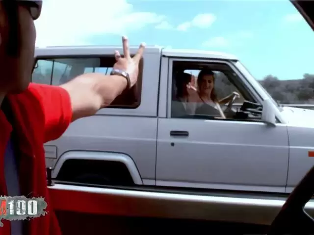 Emy et Alys Rebel jouent les allumeuses sur l'autoroute photo 1