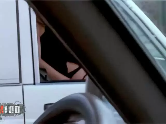 Emy et Alys Rebel jouent les allumeuses sur l'autoroute photo 3