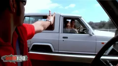 Emy et Alys Rebel jouent les allumeuses sur l'autoroute