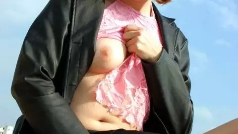 La ravissante jeune brune Emy pose sur la plage  photo 3