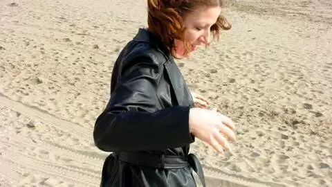 La ravissante jeune brune Emy pose sur la plage  photo 5