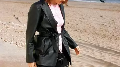 La ravissante jeune brune Emy pose sur la plage  photo 7