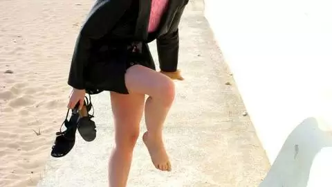 La ravissante jeune brune Emy pose sur la plage  photo 8