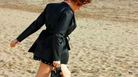 La ravissante jeune brune Emy pose sur la plage  photo 9