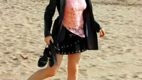 La ravissante jeune brune Emy pose sur la plage  photo 10