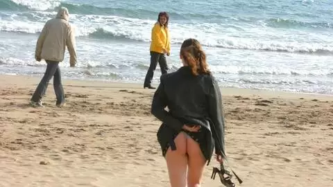 La ravissante jeune brune Emy pose sur la plage  photo 11