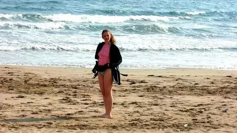 La ravissante jeune brune Emy pose sur la plage  photo 12