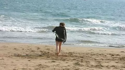 La ravissante jeune brune Emy pose sur la plage  photo 13