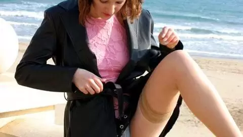 La ravissante jeune brune Emy pose sur la plage 