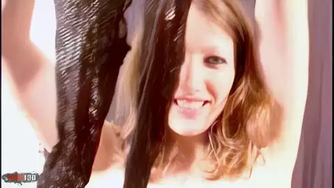 La tr?s excitante rousse Emy pose en collant