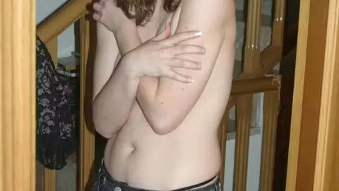 La belle brune Emy se déshabillant  photo 3