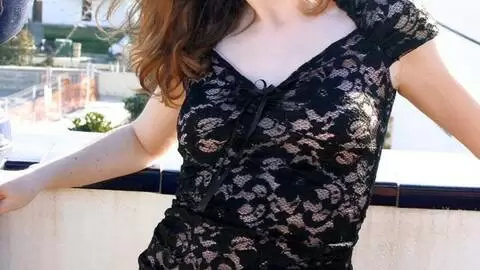 La belle brune Emy se déshabillant  photo 13