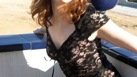 La belle brune Emy se déshabillant  photo 14