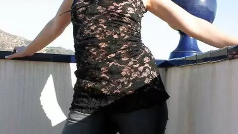 La belle brune Emy se déshabillant  photo 16