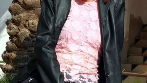 La ravissante brune Emy fait un strip  photo 6