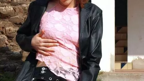 La ravissante brune Emy fait un strip  photo 7