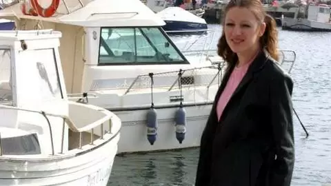 La ravissante brune Emy fait un strip  photo 10