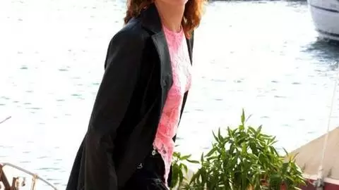 La ravissante brune Emy fait un strip  photo 11