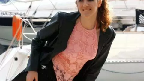 La ravissante brune Emy fait un strip  photo 12