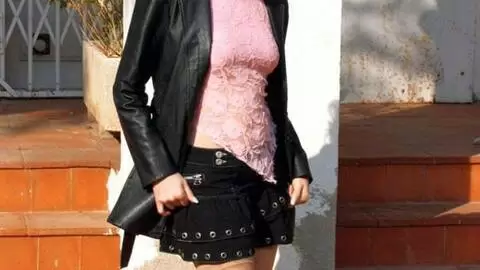 La ravissante brune Emy fait un strip 