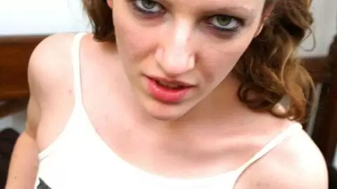 La ravissante brune Emy pose  photo 10