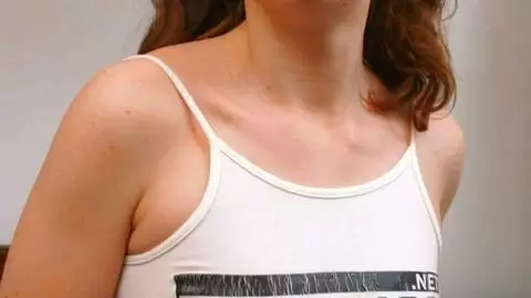 La ravissante brune Emy pose  photo 11