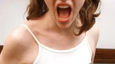 La ravissante brune Emy pose  photo 16