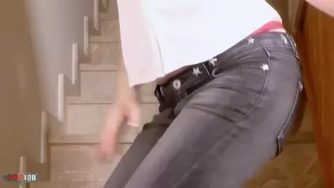 La magnifique jeune brune Emy se déshabillant dans les escaliers  photo 01