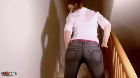 La magnifique jeune brune Emy se déshabillant dans les escaliers  photo 02