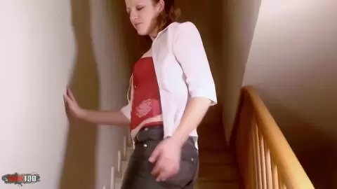 La magnifique jeune brune Emy se déshabillant dans les escaliers  photo 04