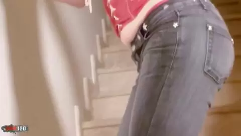 La magnifique jeune brune Emy se déshabillant dans les escaliers  photo 06