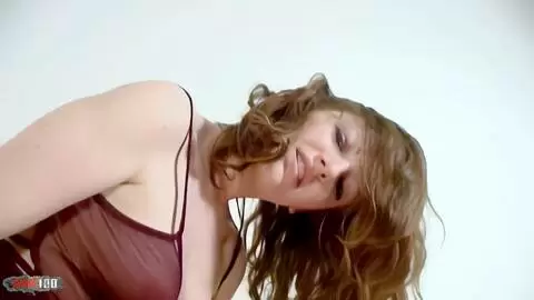 Emy sur le lit , se gode, s'amuse et se fait jouir ! photo 12