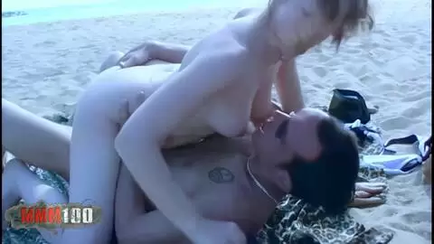 Emy se fait baiser sur la plage par William photo 04