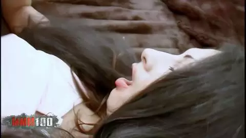 Angelina s'excite bien fort en voyant Erika se faire baiser photo 15