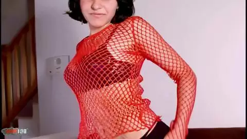 La ravissante petite brune Erika faisant un striptease sur le sofá  photo 02