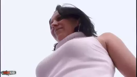 La ravissante petite brune Erika faisant un striptease sur la terasse  photo 02