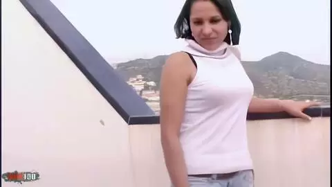 La ravissante petite brune Erika faisant un striptease sur la terasse 